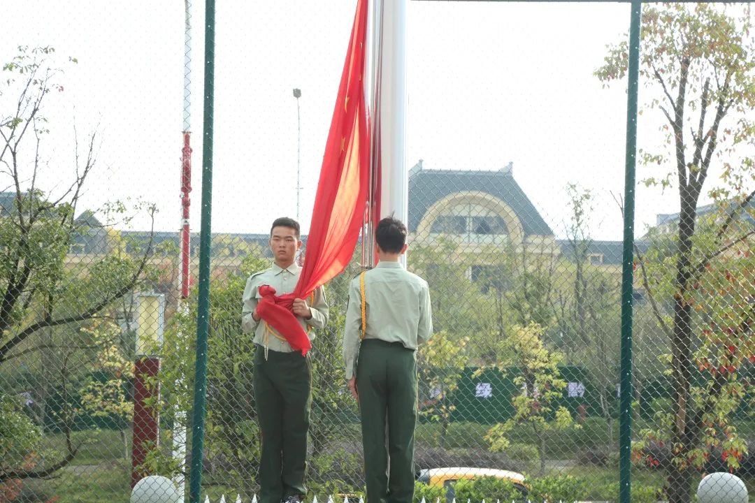 傳承三線軍工精神 迷彩青春不負(fù)韶華|貴州機(jī)電職業(yè)技術(shù)學(xué)院舉行2020級(jí)新生軍訓(xùn)動(dòng)員大會(huì)