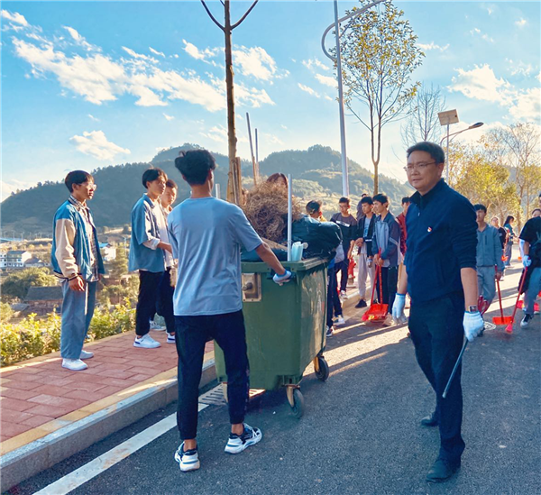 美麗校園，你我共建——電氣工程系師生參與新校區(qū)環(huán)保志愿活動